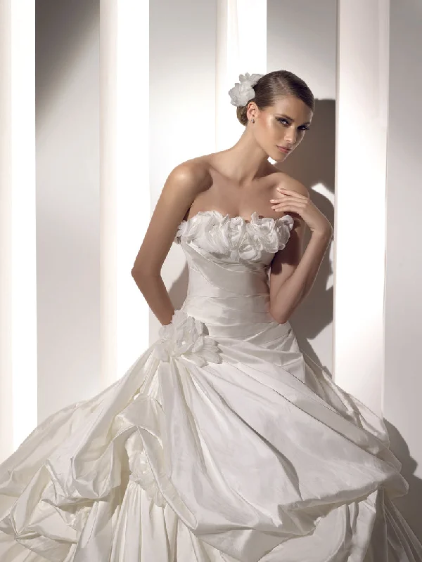 Pronovias Strapless Bridal Ball Gown Mistico, Off-White/Ivory, size 6 Classic Lace Gown